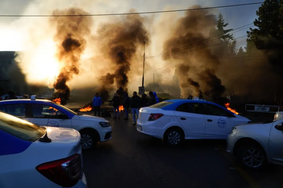 Con cortes de calles y quema de cubiertas, taxistas reclaman contra Uber