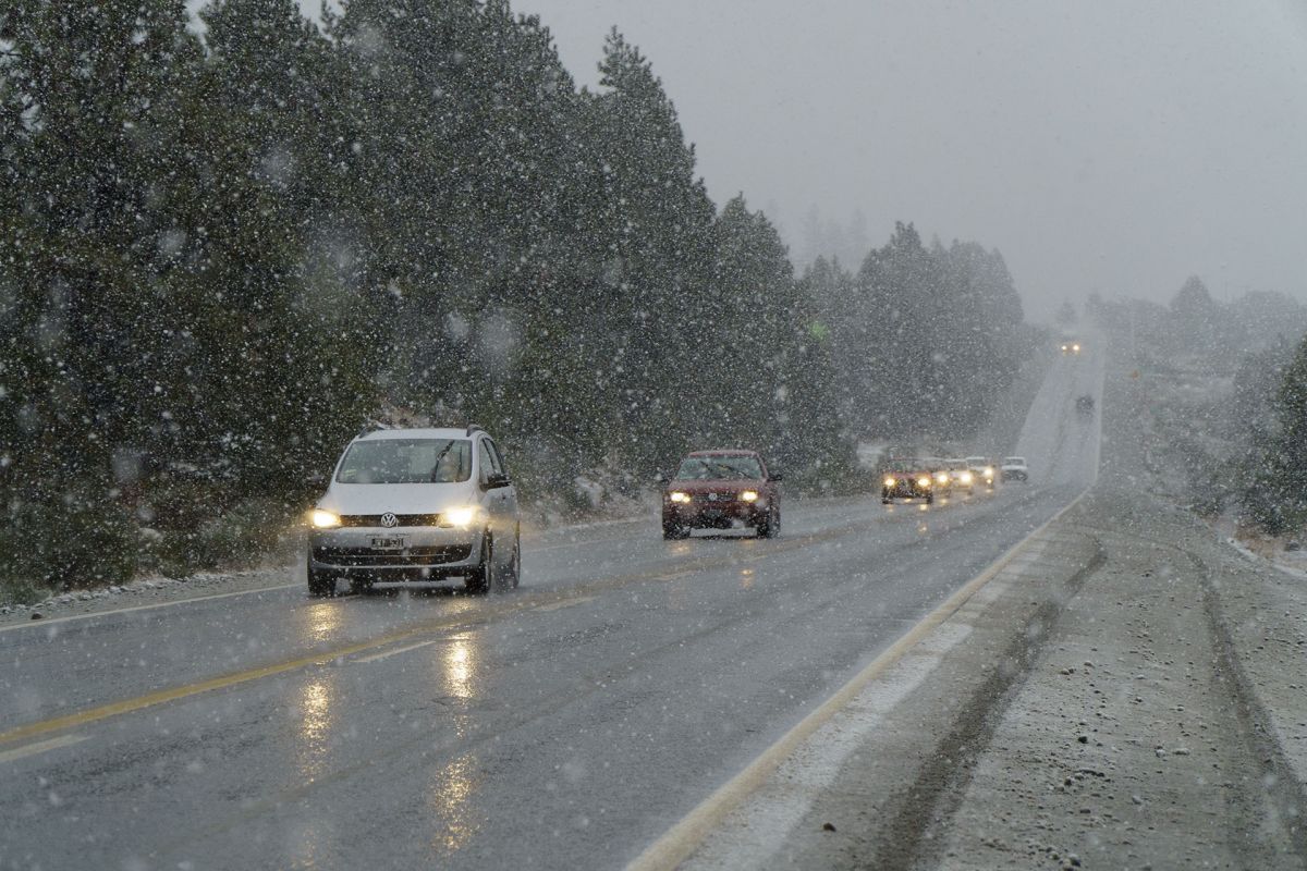 Rutas nevadas en la región complican el tránsito