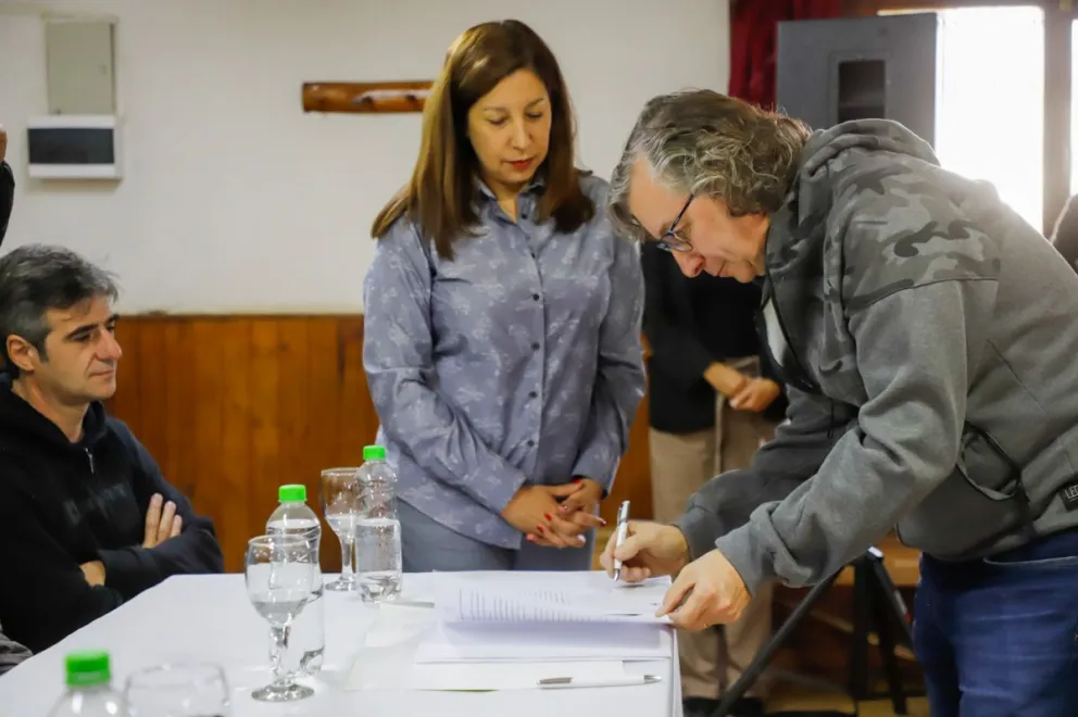 Se firmó  el contrato para que lotes de El Frutillar sean dotados con servicios