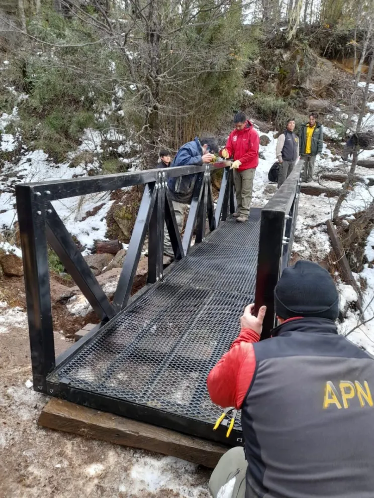 Tras la colocación del puente nuevo, habilitarán el sendero al refugio Frey