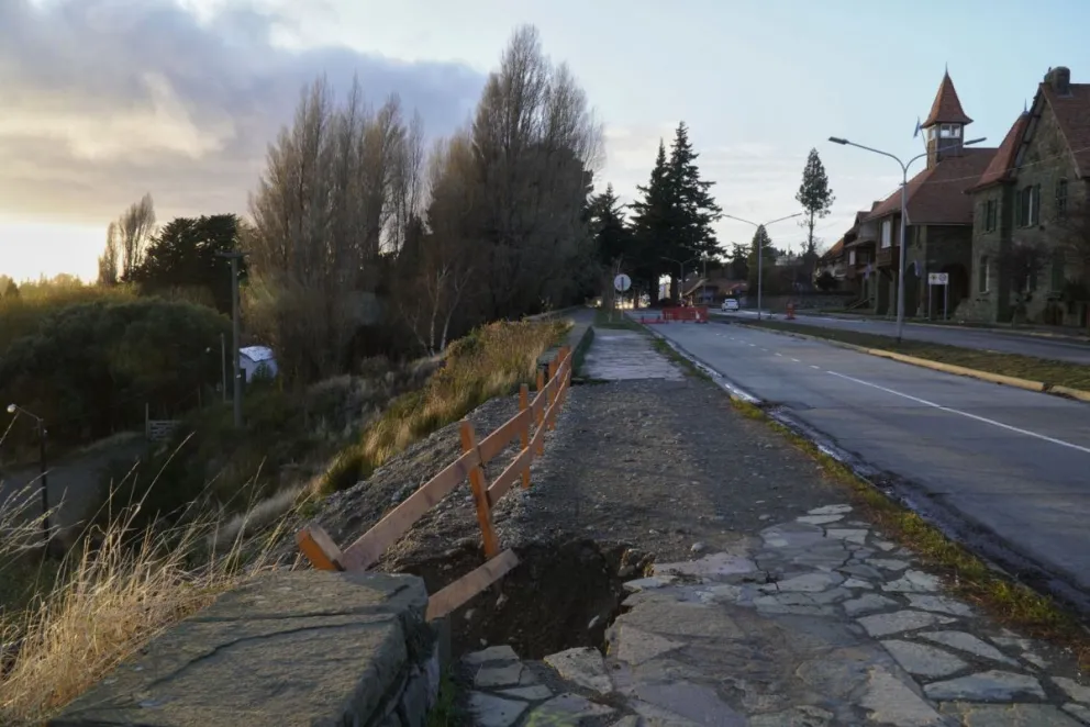 No hay fechas para la reparación del socavón en la Costanera