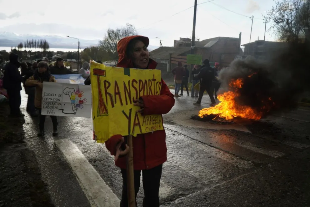 Familias de la escuela laboral 6 reclaman por la falta de transporte 