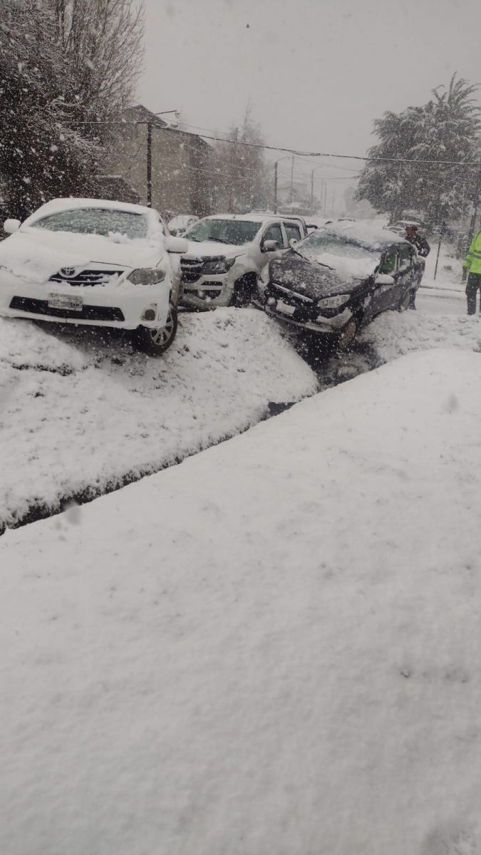Por la nevada, tres vehículos colisionaron en barrio Alto Jardín Botánico
