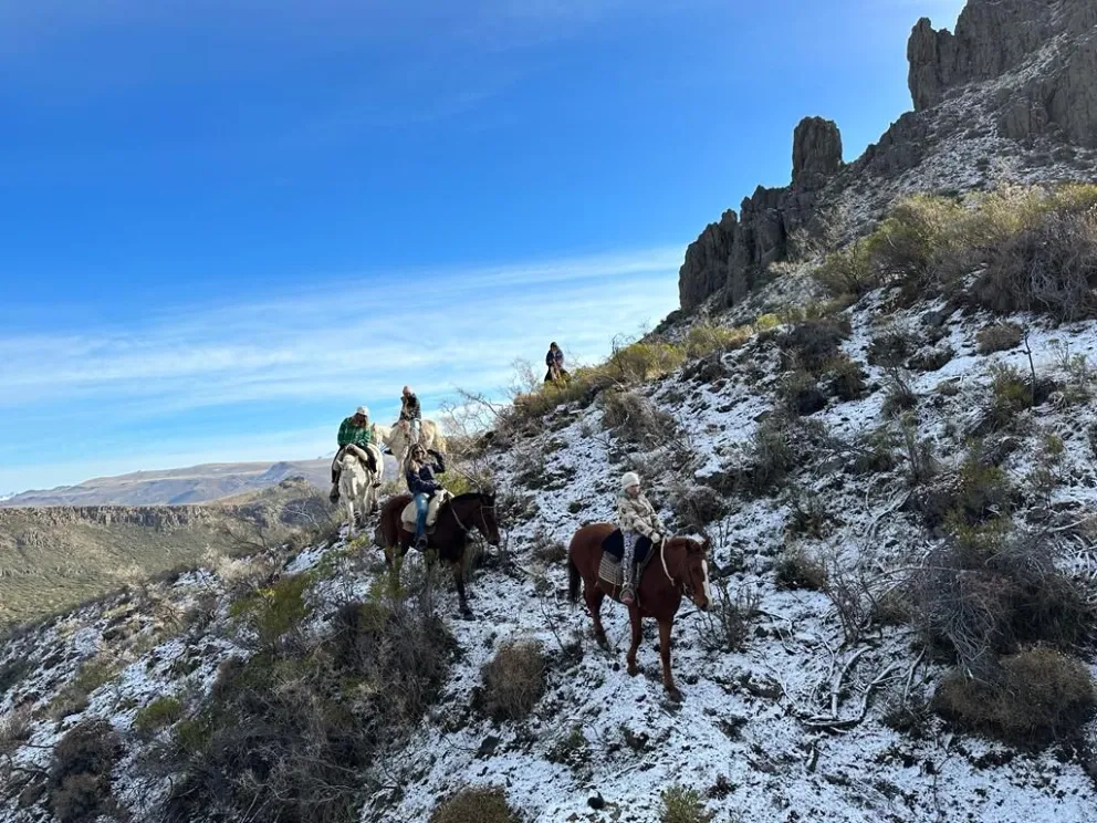 Un proyecto familiar propone descubrir paisajes de estepa y cordillera a caballo