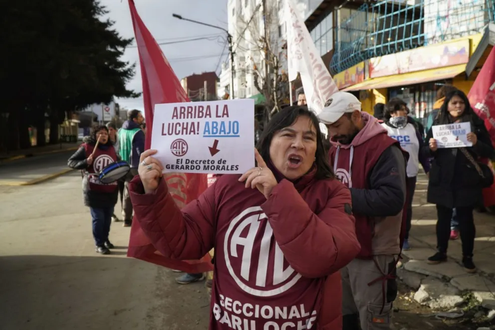Con cortes intermitentes de tránsito, ATE reclama en Bariloche