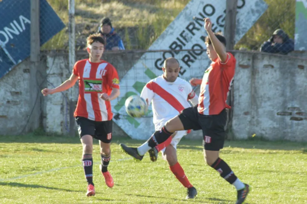 Estudiantes Unidos arrancó a paso ganador