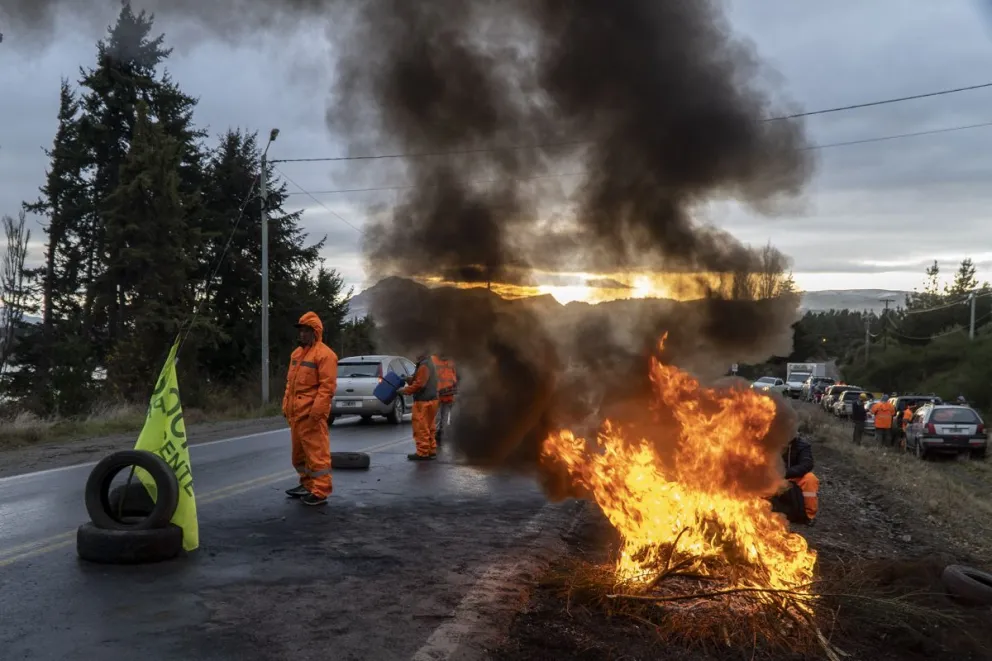 Sin respuestas, los trabajadores de una empresa vial volvieron a cortar la ruta