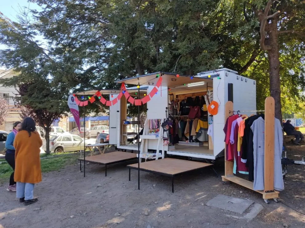 Rompieron las aberturas y robaron la tienda móvil de Uniendo Tramas