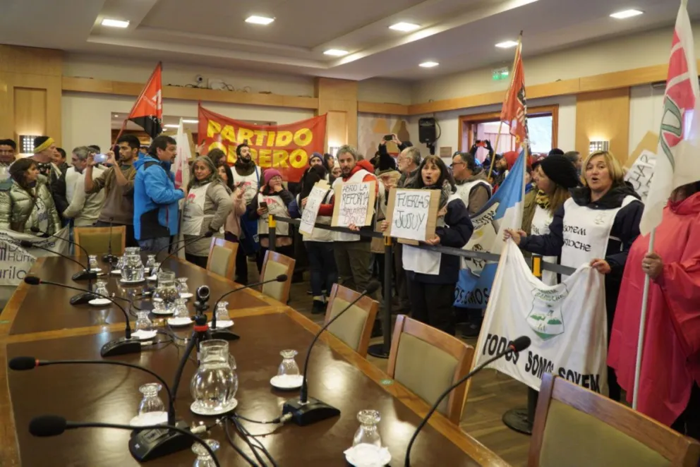 Investigan a empleados públicos por cobrar el programa Potenciar Trabajo